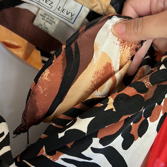 Brown animal print silk blouse. Size L - Picture 12 of 12